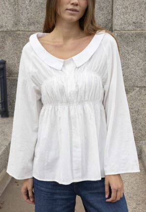woman in white shirt and blue jeans